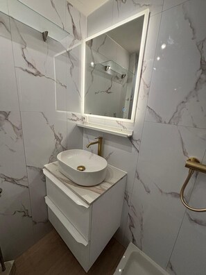 Douche, sèche-cheveux, serviettes fournies, savon