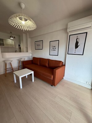Living area - Studio Croisette 3 mint on foot, comfortable and relaxing. (Cannes)