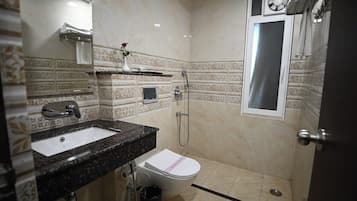 Ducha, pantuflas, toallas, jabón