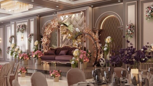 Une salle à manger élégante, avec une scène, des compositions florales et un canapé.