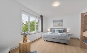 4 slaapkamers, een bureau, een strijkplank/strijkijzer, reisbedje