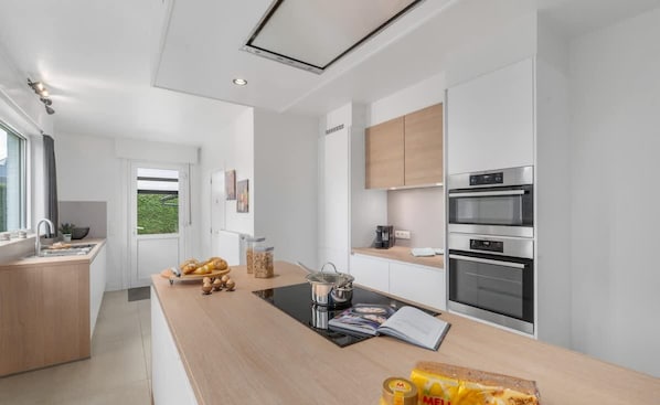 Een koelkast, een microgolfoven, een oven, een kookplaat