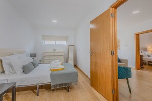 2 bedrooms, desk, iron/ironing board, internet
