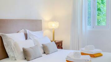 2 bedrooms, desk, iron/ironing board, Internet