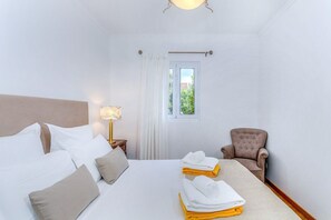 2 bedrooms, desk, iron/ironing board, internet