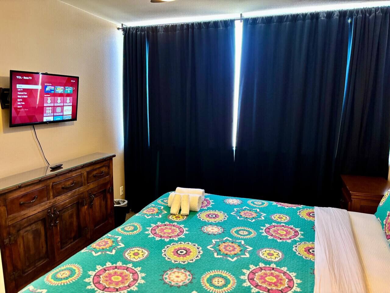 3 bedrooms, desk, iron/ironing board, travel cot