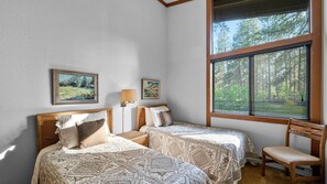 3 bedrooms, desk, iron/ironing board, free WiFi