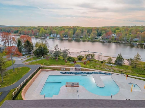 Cozy Lakefront Poconos Cabin | Hot Tub, Kayaks