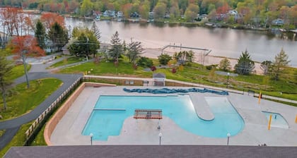 Cozy Lakefront Poconos Cabin | Hot Tub, Kayaks