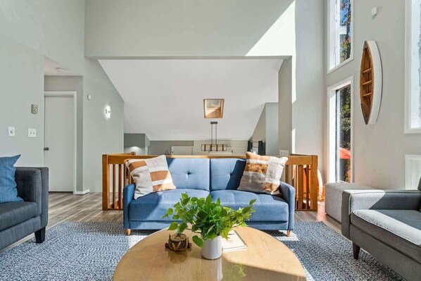 Televisión, chimenea y oficina 