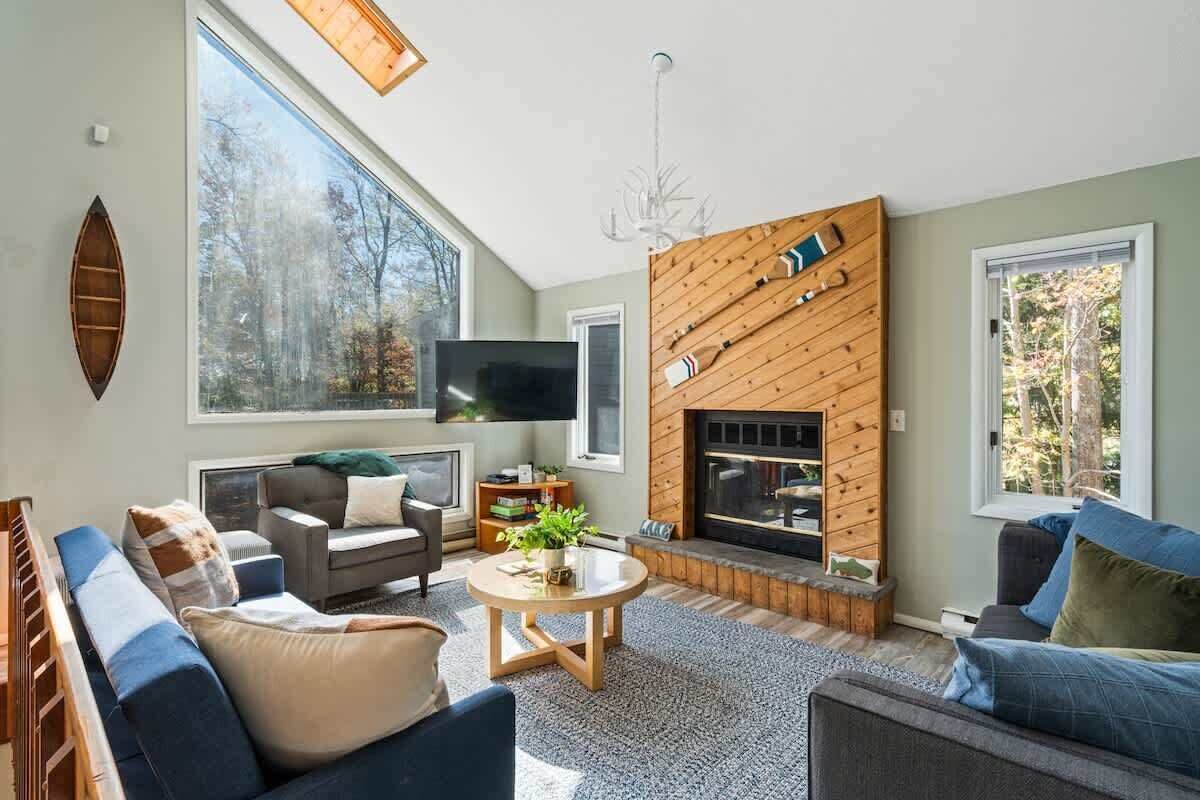 Televisie, een open haard en een kantoor