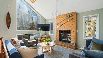 Televisie, een open haard en een kantoor