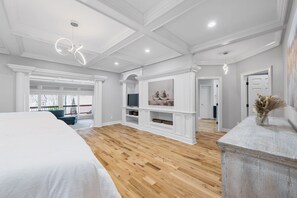 6 soverom, skrivebord, strykejern/-brett og reiseseng for barn