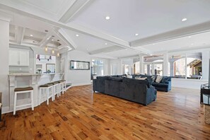 Televisie, een open haard en een kantoor