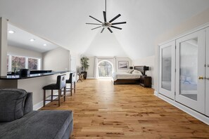 6 chambres, bureau, fer et planche à repasser, lit parapluie