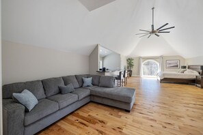 Televisie, een open haard en een kantoor