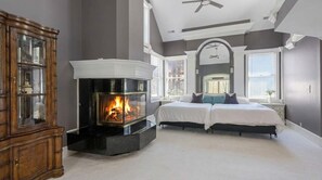 6 soverom, skrivebord, strykejern/-brett og reiseseng for barn