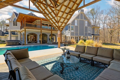 Sleeps 29~Pool~Tiki Bar~Hot Tub~Gym~Dogs Welcome!