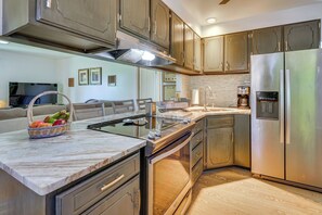 Refrigerador, microondas, parrilla de estufa y cafetera y tetera 