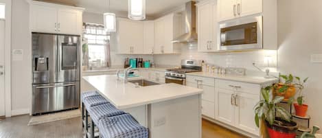 Fridge, microwave, stovetop, dishwasher
