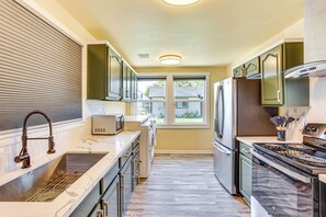 Réfrigérateur, micro-ondes, plaque de cuisson, lave-vaisselle