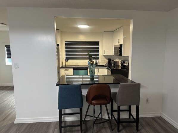 Een microgolfoven, een oven, een kookplaat, een vaatwasser