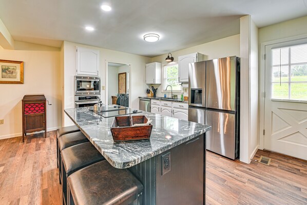 Fridge, microwave, stovetop, dishwasher