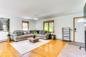 TV, fireplace