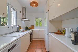 Fridge, oven, stovetop, dishwasher