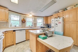 Réfrigérateur, micro-ondes, plaque de cuisson, lave-vaisselle