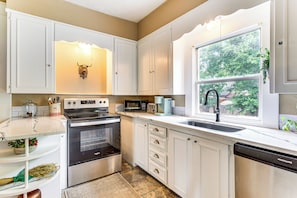 Fridge, microwave, stovetop, dishwasher