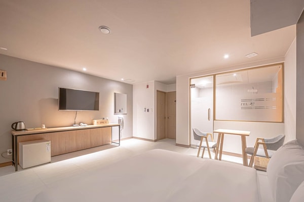 Bàn, truy cập Internet không dây miễn phí, bộ trải giường