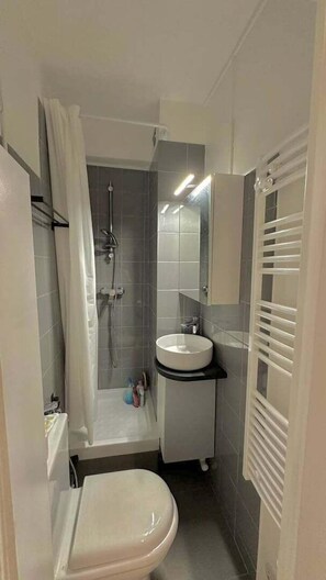 Dusche, Haartrockner, Handtücher