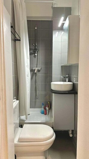 Douche, sèche-cheveux, serviettes fournies