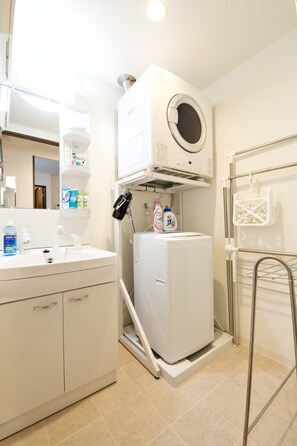 Apartment, 3 Bedrooms, Non Smoking | Bathroom | Separate tub and shower, free toiletries, hair dryer, towels