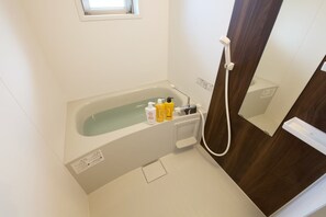 Apartment, 3 Bedrooms, Non Smoking | Bathroom | Separate tub and shower, free toiletries, hair dryer, towels
