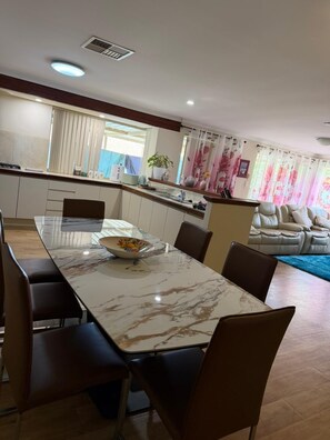 Dining - SPACIOUS JANDAKOT HOUSE FOR FAMILIES AND BUSINESS (Jandakot)