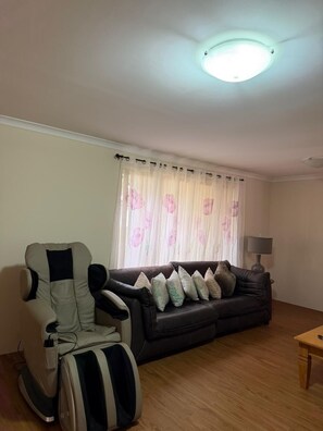 Smart TV - SPACIOUS JANDAKOT HOUSE FOR FAMILIES AND BUSINESS (Jandakot)