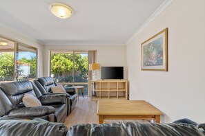 Smart TV - SPACIOUS JANDAKOT HOUSE FOR FAMILIES AND BUSINESS (Jandakot)