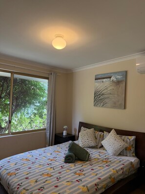 4 bedrooms, iron/ironing board, WiFi, bed sheets