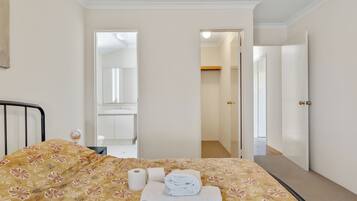 4 bedrooms, iron/ironing board, WiFi, bed sheets