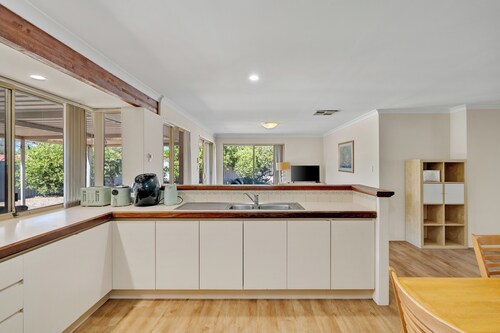 SPACIOUS JANDAKOT HOUSE FOR FAMILIES AND BUSINESS