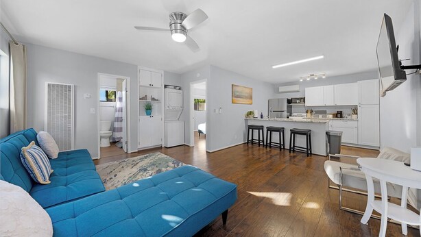 A modern apartment with a living room, kitchen, and dining area. - Coastal unit at sunset cliffs San Diego (San Diego)