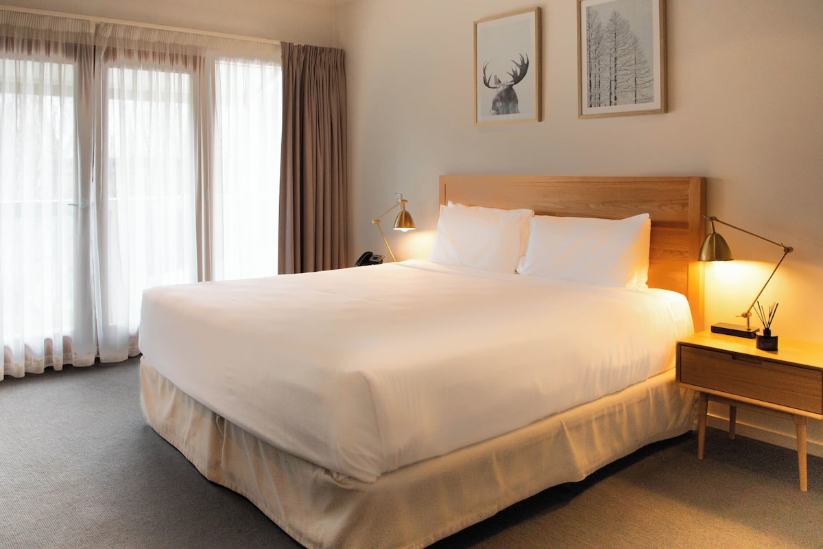 Balcony King | Luxe beddengoed, pillowtop-bedden, een minibar, een bureau