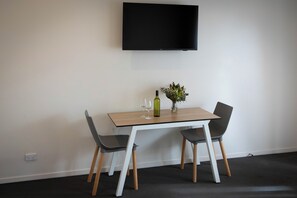 Seprai premium, bantalan ekstra lembut, minibar, dan meja kerja