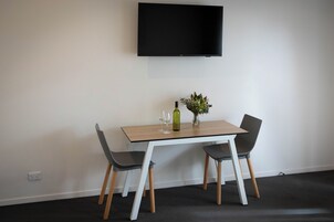 Ropa de cama de alta calidad, colchones con pillow-top y minibar 