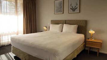 King Room | ๊ณ ๊ธ ์นจ๊ตฌ, ํ๋ก์ฐํ ์นจ๋, ๋ฏธ๋๋ฐ, ์ฑ
์