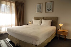 King Room | 高級寝具、ピロートップベッド、ミニバー、デスク