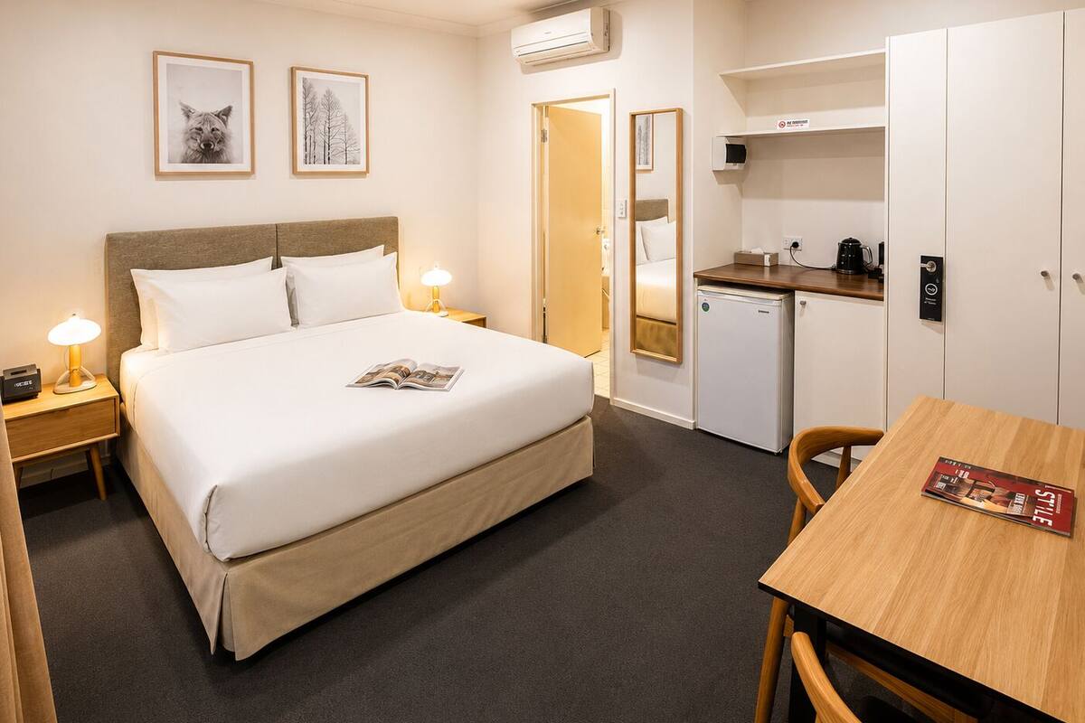 Queen Room | 高档床上用品、加厚床垫、迷你吧、办公桌