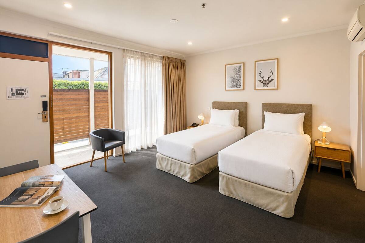 Twin Room | 高档床上用品、加厚床垫、迷你吧、办公桌
